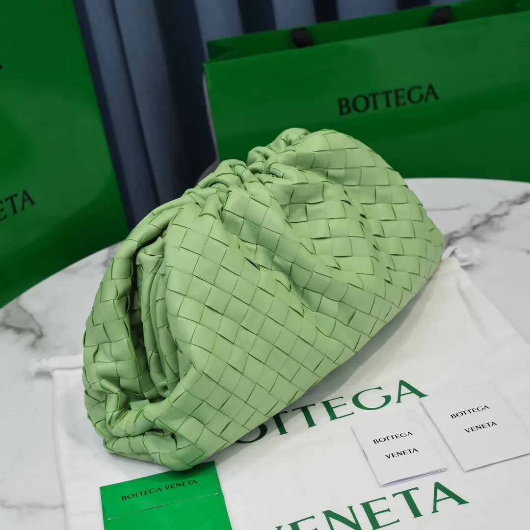 🔥🔥The counterattack of the popular Bottega Veneta started with this series of cloud bags, which went viral in the fashion circle and started a craze! Out of stock, out of stock, out of stock... One piece is hard to find, super hard to buy, regardless of age, season, or occasion. Very classy. Really, if you carry this on the road, it will turn heads! This is also the reason why this series is so expensive. Large size: 38*20*8.5cm [Big clouds and large grid weaving]